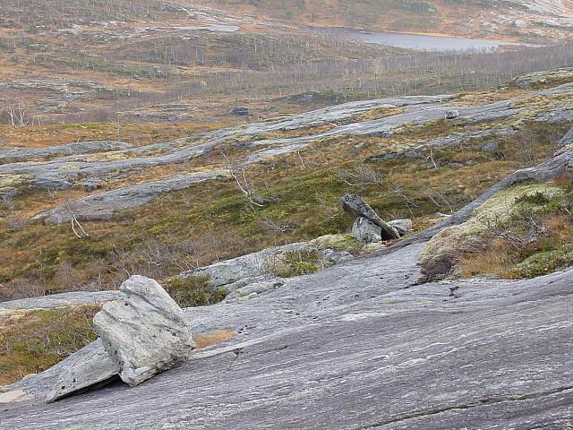 Kroklijohannavegen med merkesteiner