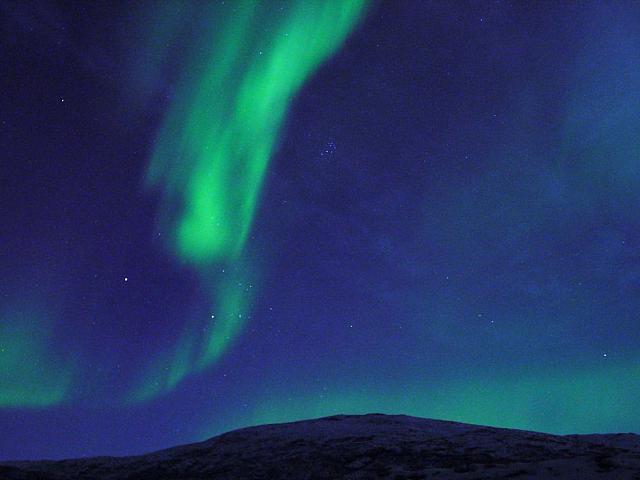 Nordlys rundt Tyren og Syvstjernene over Gjtarfjellet