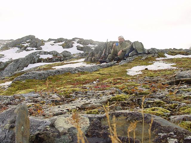 Rypejeger Inge med en kaffekopp på Skålfjellet
