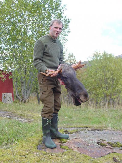 Harald med hodet av Sørdalsoksen han skaut