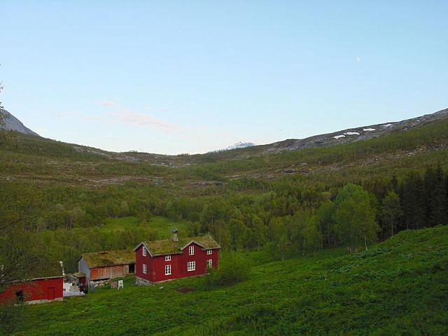 Birkeli, Ågdalen med Høghtind i det fjerne