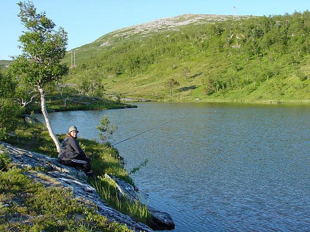 Eva koser seg ved Ågvatnet