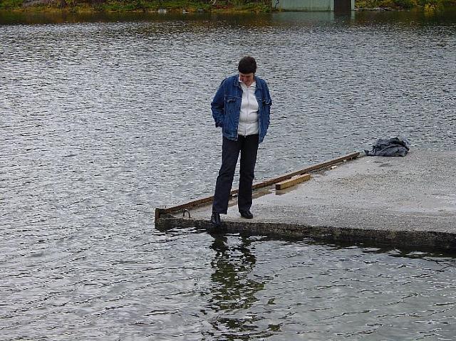 Åse sjekker vannstanden