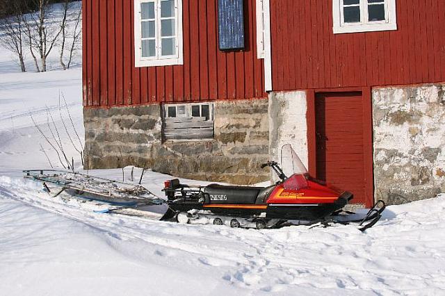 Snøscooter'n på parkeringsplassen
