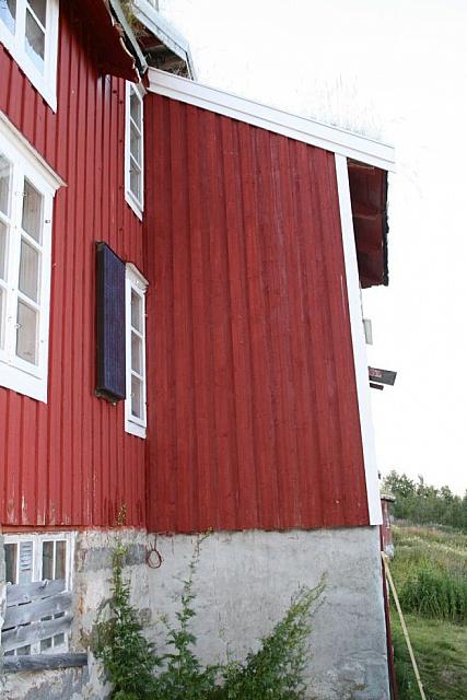 Så fikk sørveggen på bislaget nytt panel