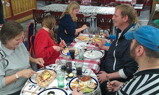 Litt mat i kroppen på Fauske før fjellturen