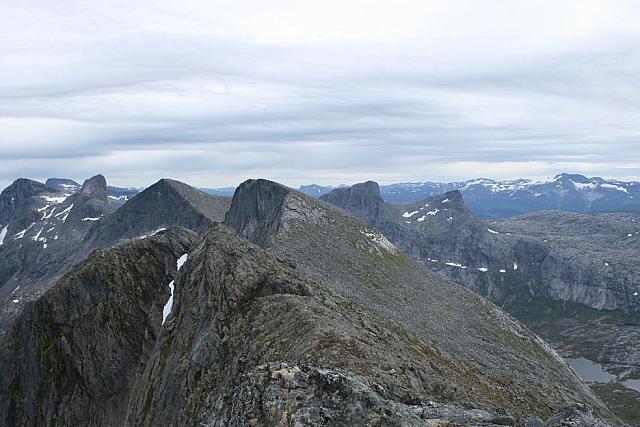 Rundtind (1076), "Navnløstind" (1013), Spisstind (1143) og "Høyeste" (1146)