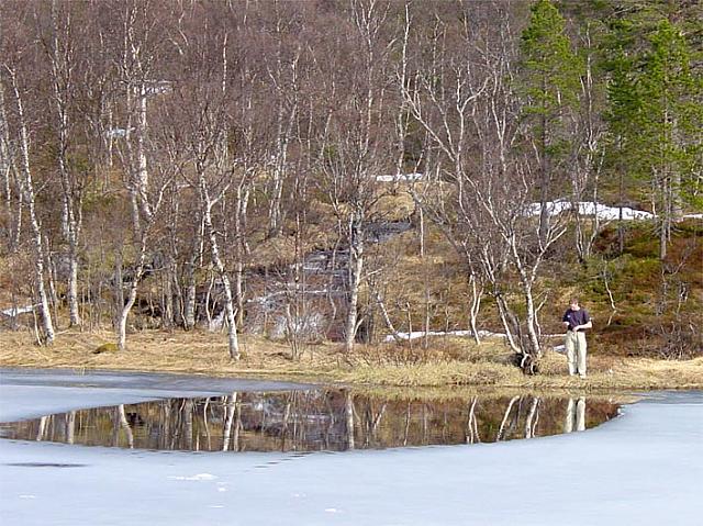 ThorAageFiskerVedInnloepRaakaPaaAlmenningsvannet_DSC03816_25cm.jpg