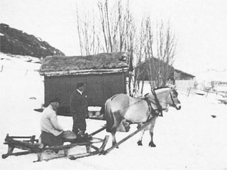 Peik med bestefar Lars og onkel Peder