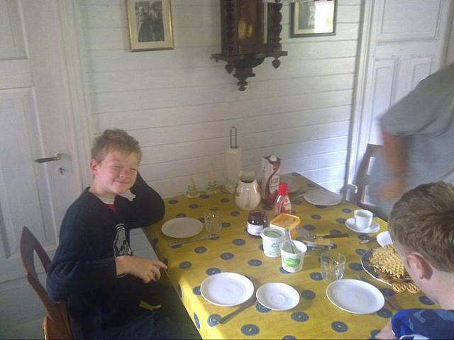Ved kjøkkenbordet på Birkeli