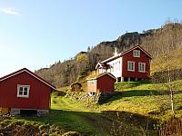 Øvre Sørvikgården sett nedenfra
