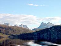 Falkfågtinnan og Sandvasstinnan fra Valnesvatnet