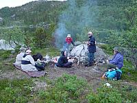 Kaffe og pølser ved bålplassen, uten Inge