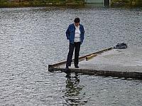 Åse sjekker vannstanden