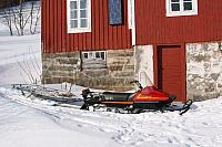 Snøscooter'n på parkeringsplassen