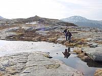 HeleneMarteKasterSteinPaaIsenPaaRylen_DSC03828_25cm.jpg