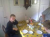 Ved kjøkkenbordet på Birkeli
