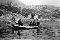 Med robåt til dampen i Eggesvika